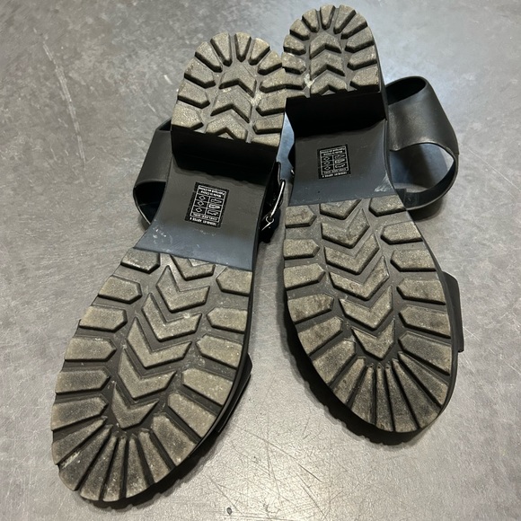 Sandals - Picture 3 of 3